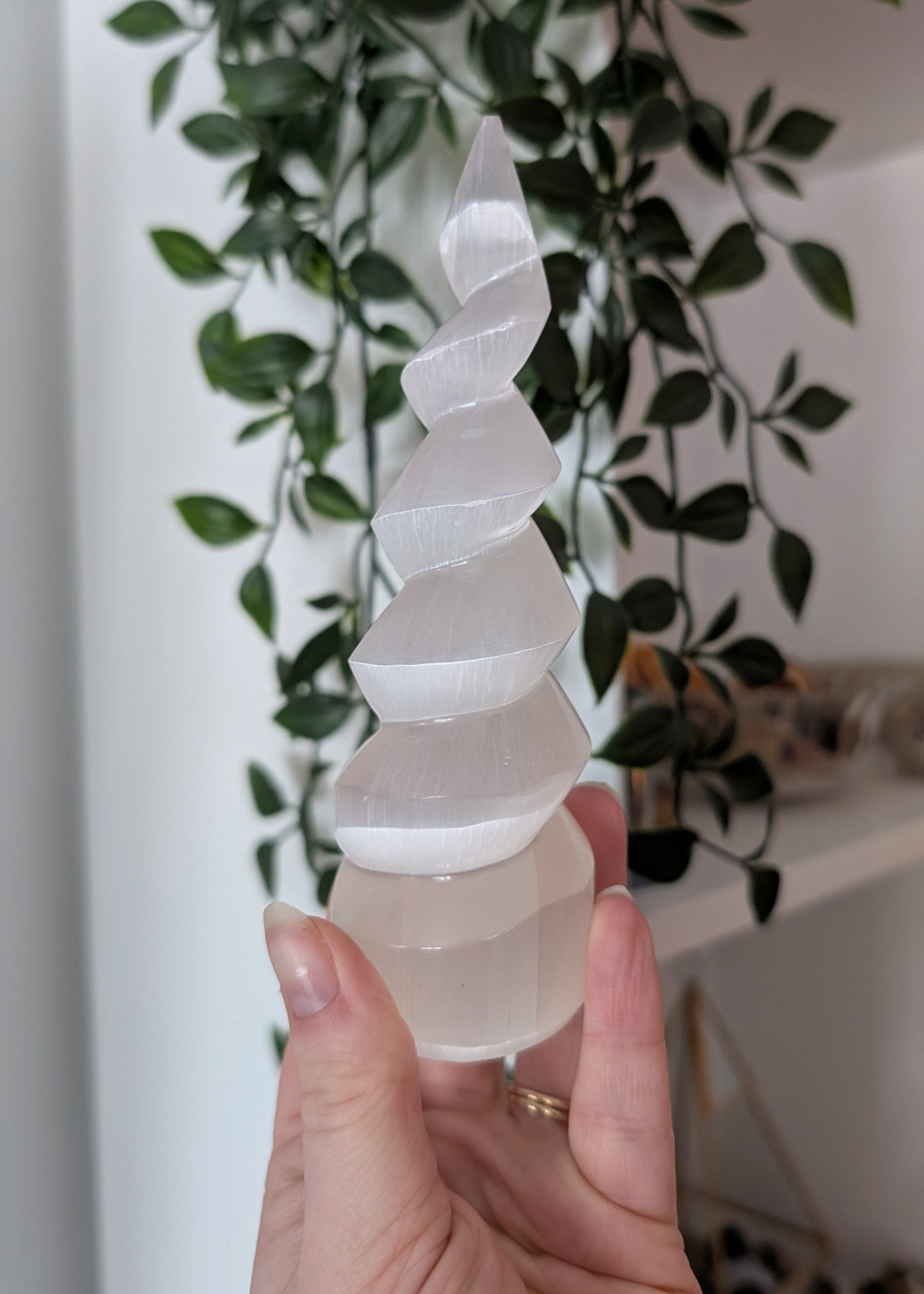 Tour spirale en sélénite (satin spar)
