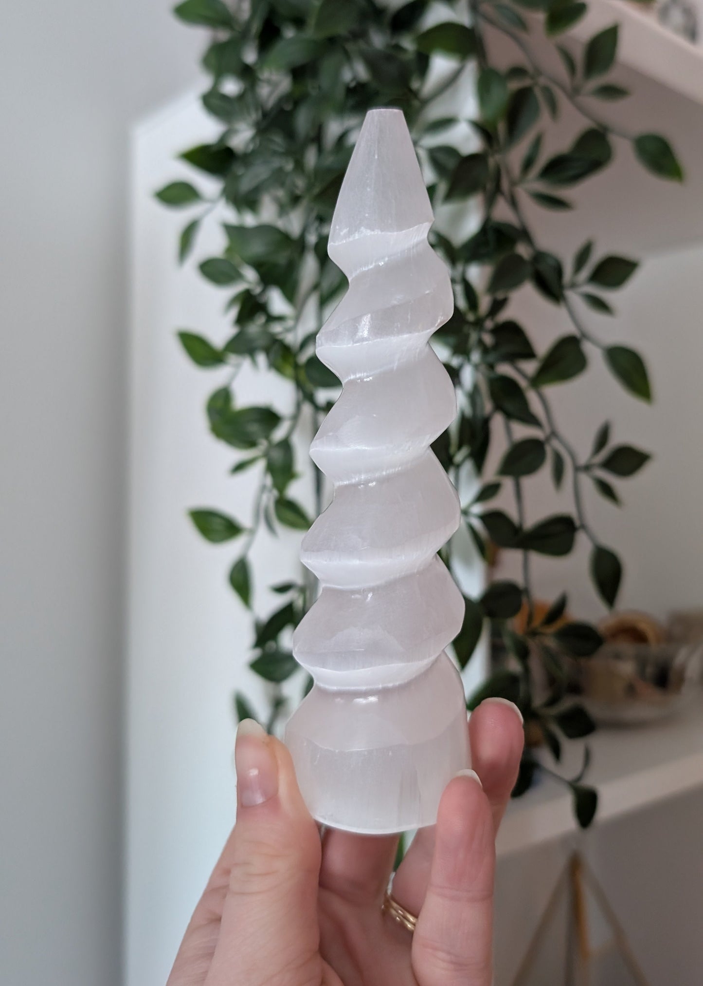 Tour spirale en sélénite (satin spar)
