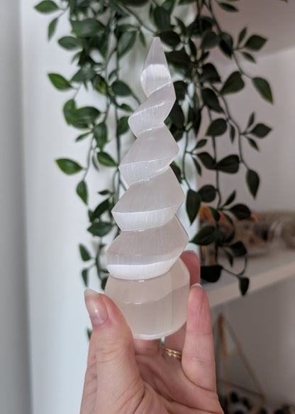 Tour spirale en sélénite (satin spar)