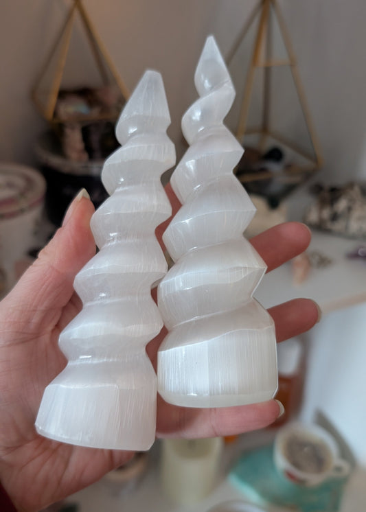 Tour spirale en sélénite (satin spar)