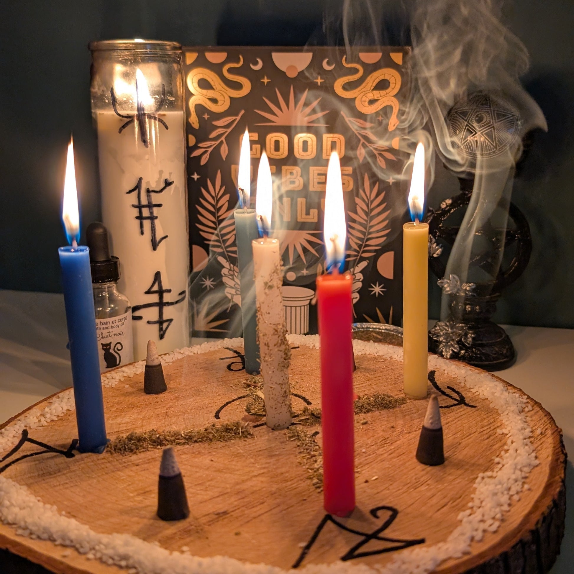 Photo de bougie illustrant les services de rituels et sortilèges personnalisés.
